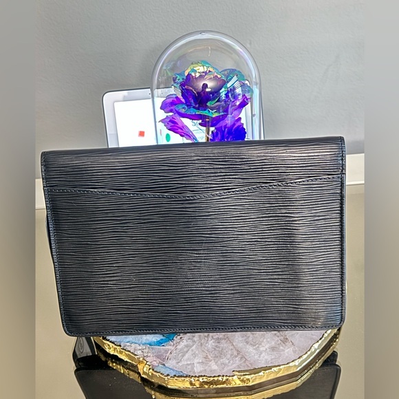 LOUIS VUITTON Epi Montaigne Clutch - Picture 2 of 10